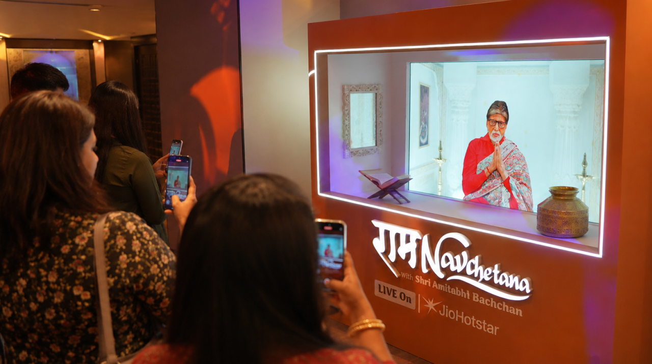 Immersive holographic display